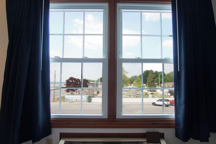 Economy Queen Bed Lake View Patio (8 of 82)
