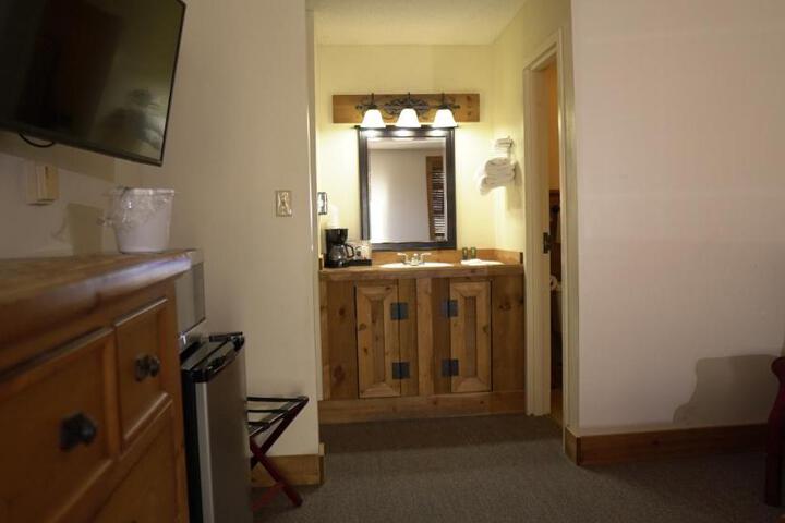 1 King Bed Lake View (12 of 14)