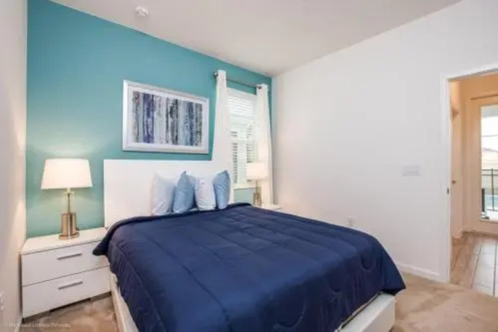 Room 4 of 9