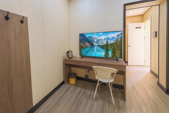 Room 17 of 24