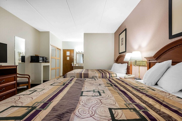 1 Queen Bed (11 of 15)