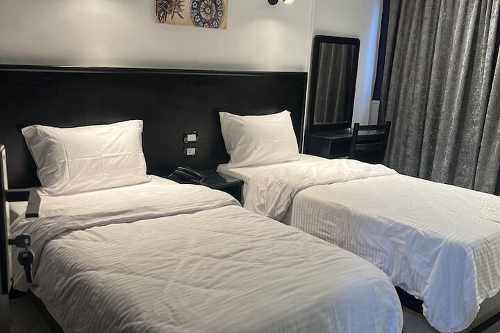 Room 14 of 107