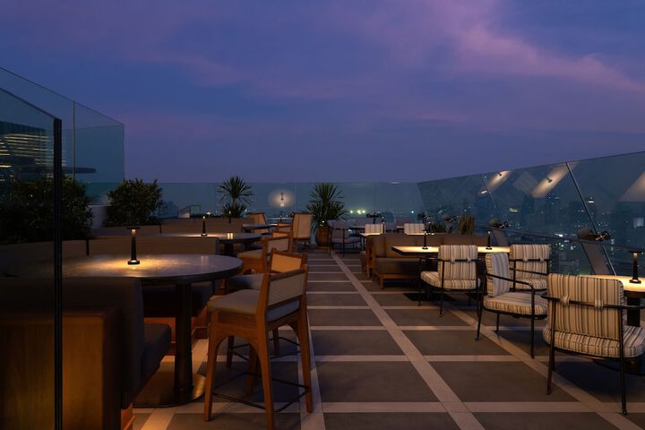 Lounge 83 of 110