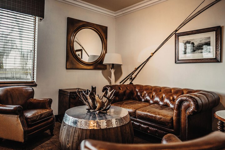 Lounge 41 of 52
