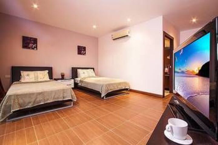 Room 10 of 28