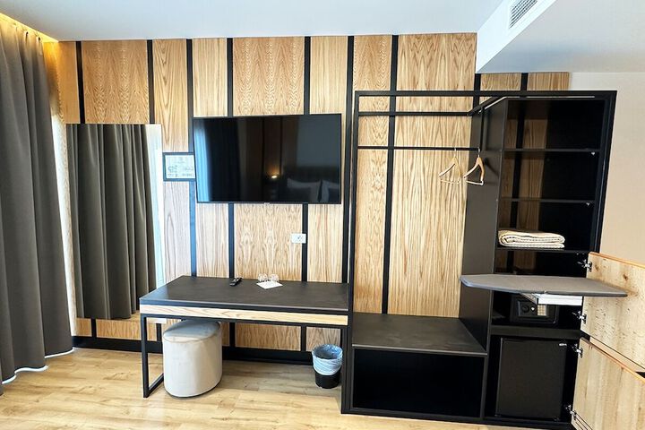 Room 28 of 47