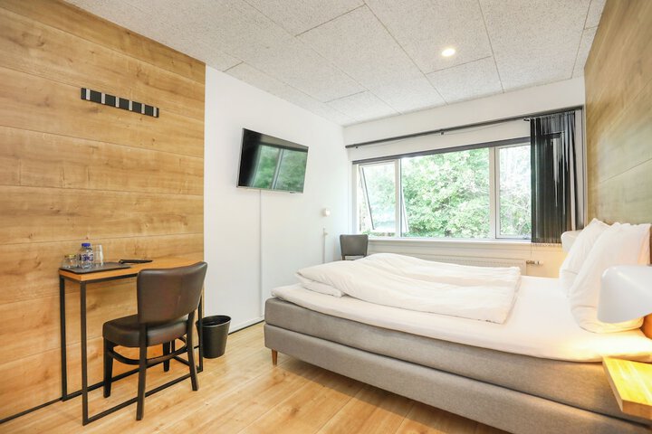 Room 4 of 8