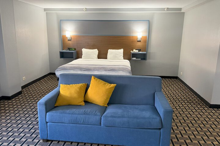 1 King Bed (3 of 25)
