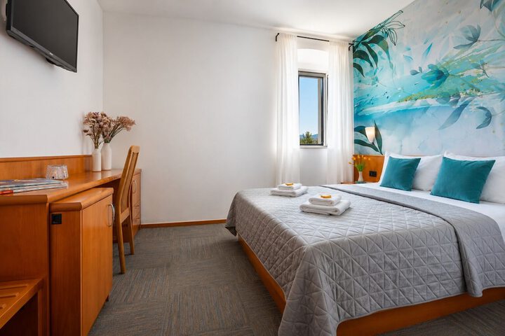 Room 10 of 42