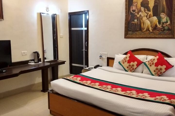 Room 9 of 83