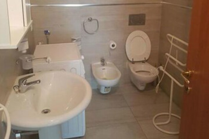 Room 2 of 10