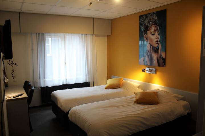 Room 13 of 33