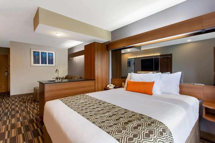 1 Queen Bed (23 of 26)