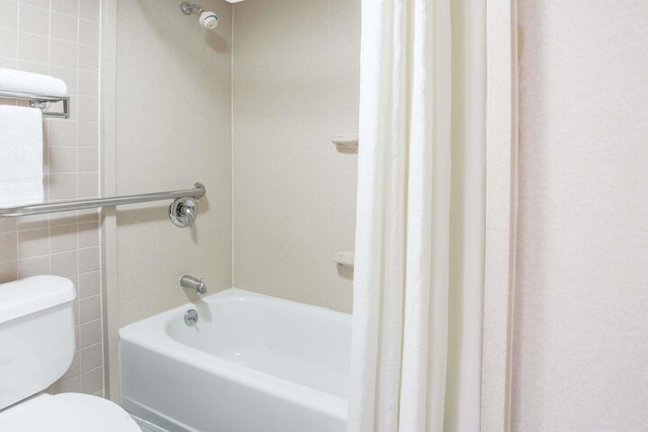 2 Double Beds Accessible Room (2 of 14)