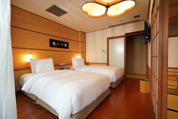 Room 28 of 64