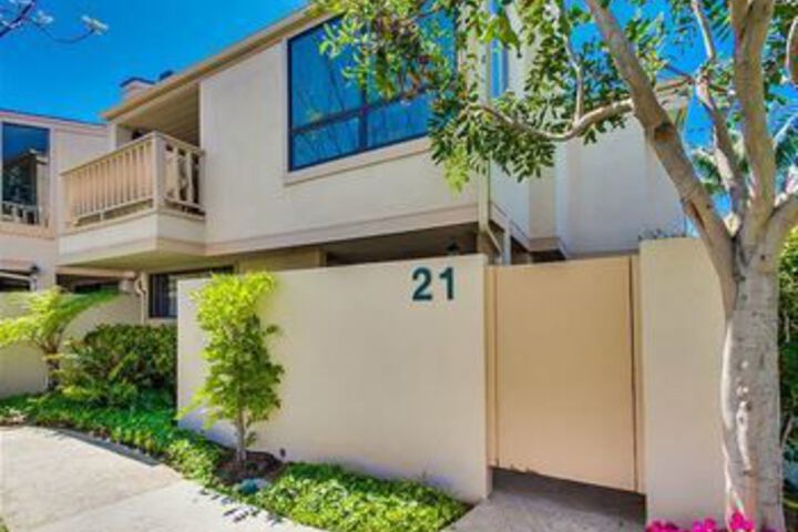 Newly remodeled Beach 2 Br condo by RedAwning