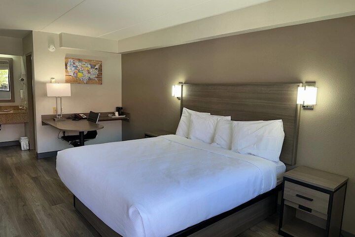 Room 6 of 11