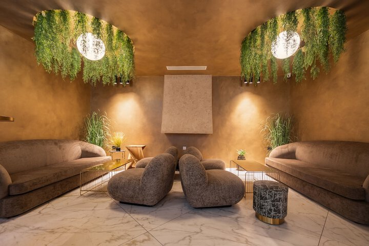 Lounge 39 of 44