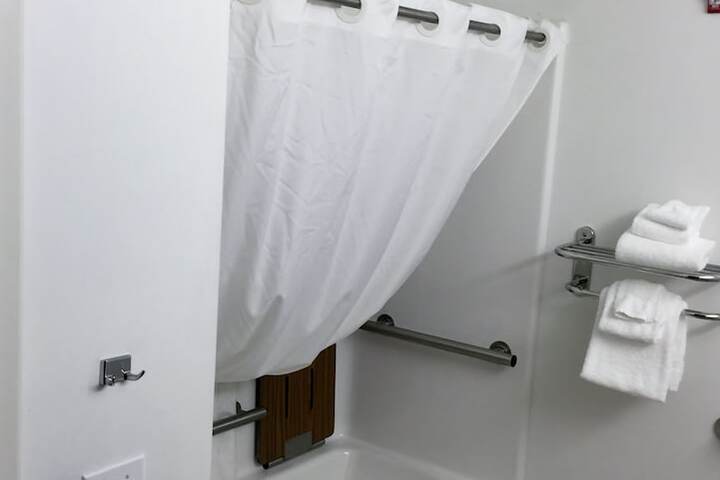 1 Queen Bed (3 of 25)