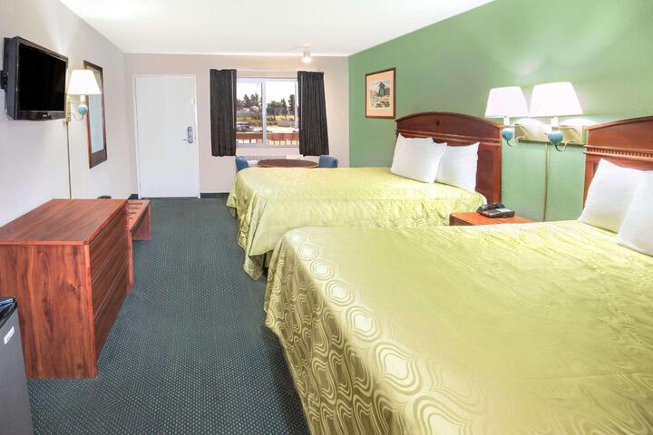 1 Queen Bed (1 of 10)
