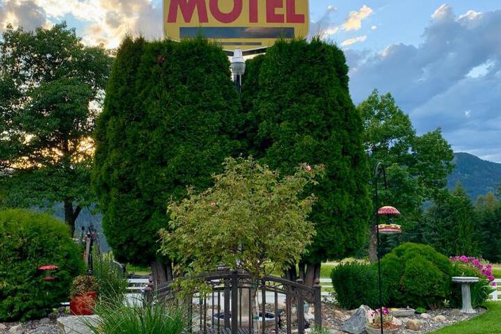Exterior of Arrow Lake Motel