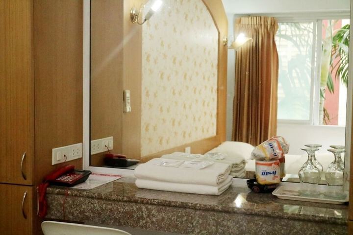 Room 8 of 14