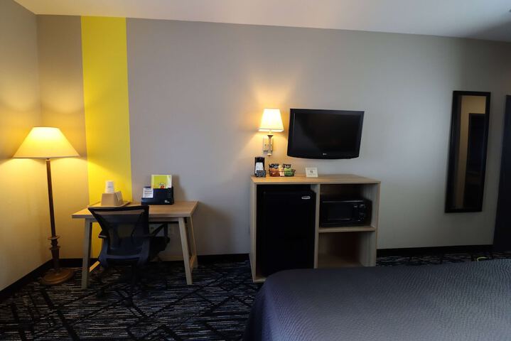 1 Queen Bed Mobility Accessible (4 of 21)