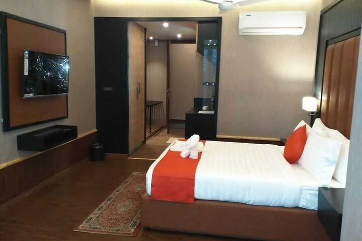 Room 9 of 32