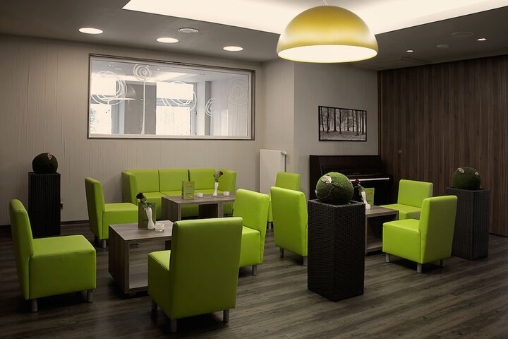 Lounge 62 of 69