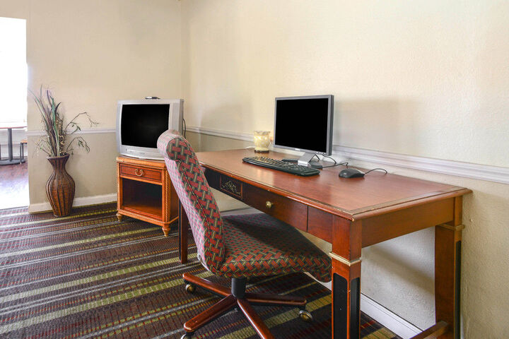 Business Center 24 of 28
