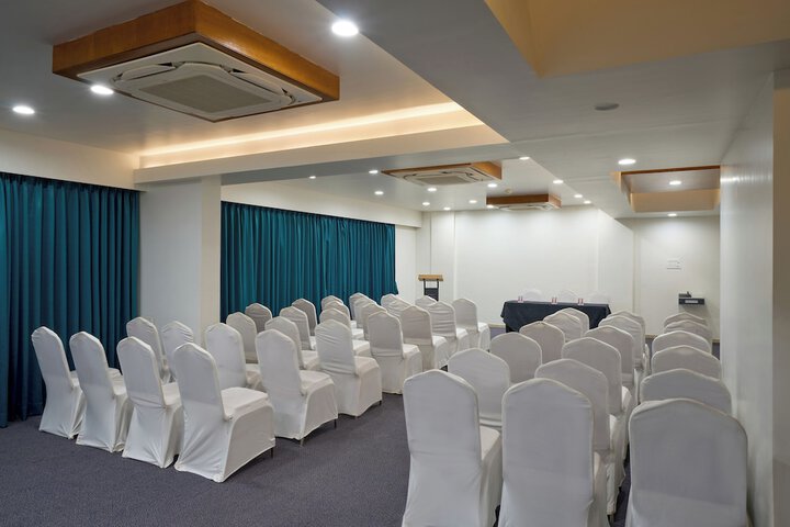 Ballroom/Hall 35 of 40