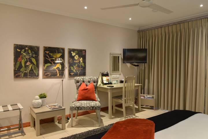 Room 6 of 128