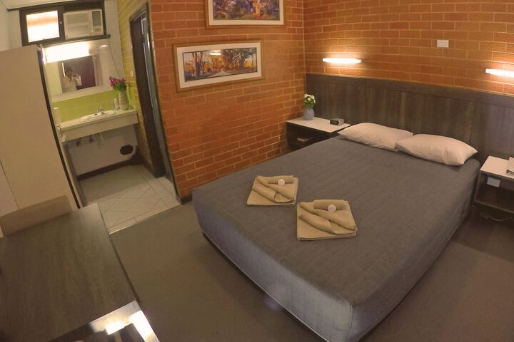 Room 6 of 83