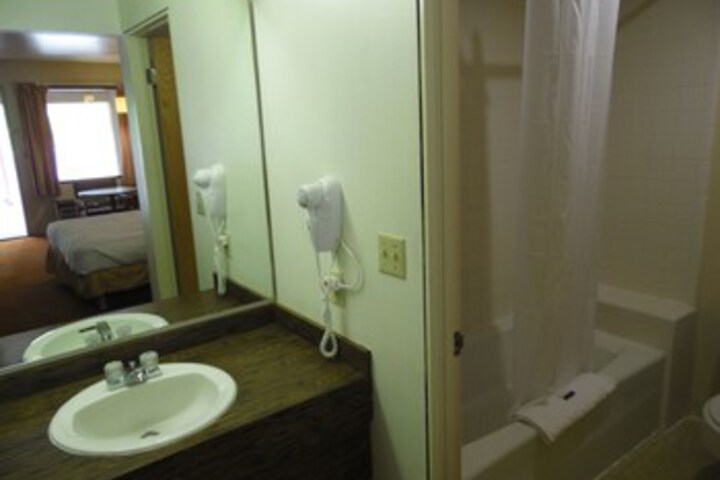 Room 3 of 28
