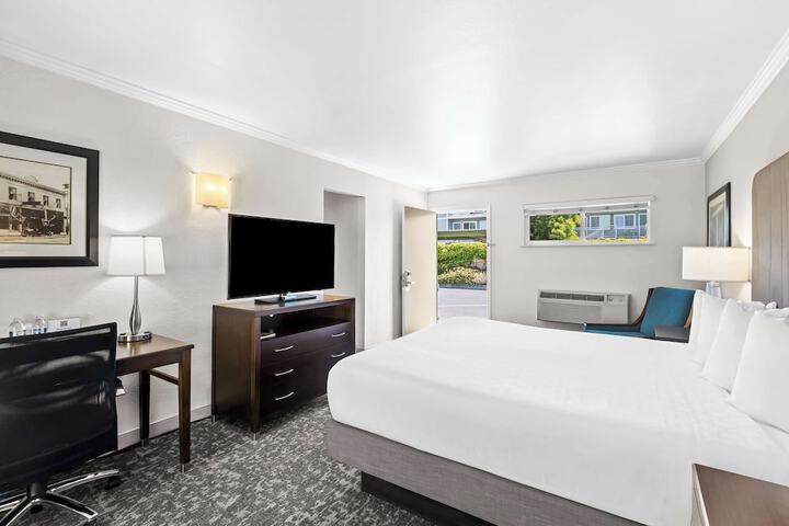 1 King Bed Larger Room, Microwave, Refrigerator High Speed Internet Accessible (16 of 18)