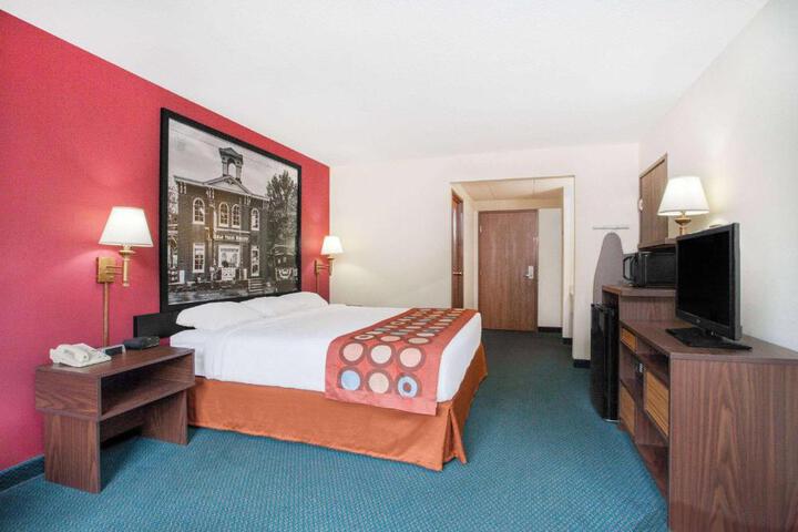 1 Queen Bed Accessible Room (1 of 11)