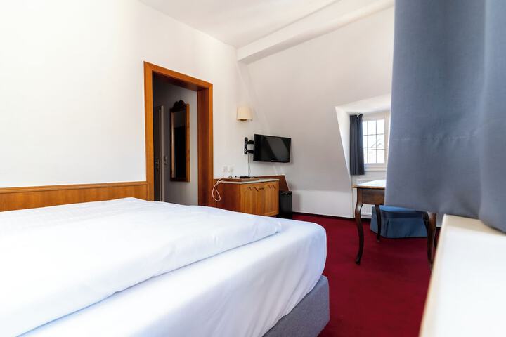 Room 9 of 25