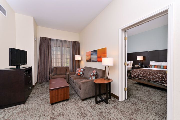 1 Queen 1 Bedroom Suite Comm Mobility Accessible (4 of 39)