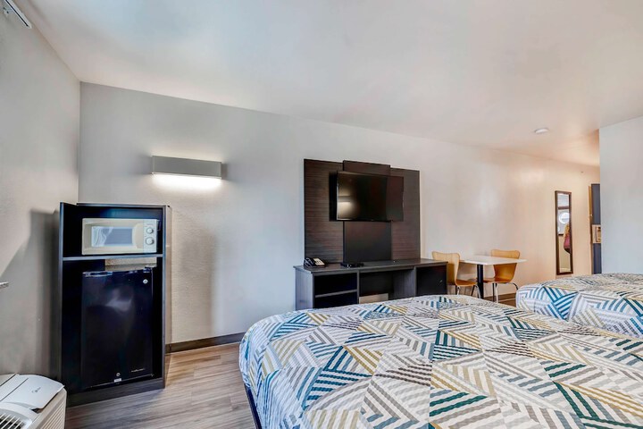 2 Queen Beds (3 of 9)