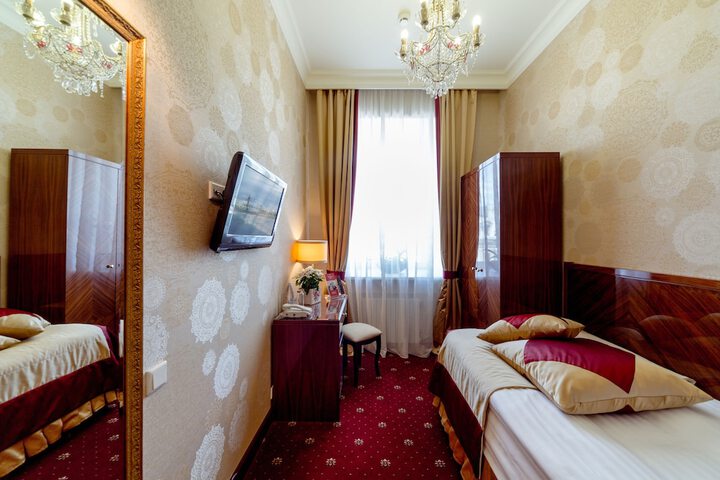 Room 12 of 172