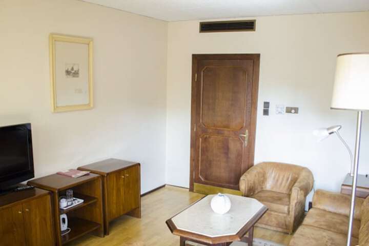 Room 32 of 33