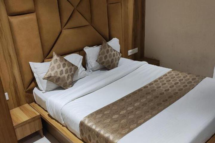 Hotel anand lake