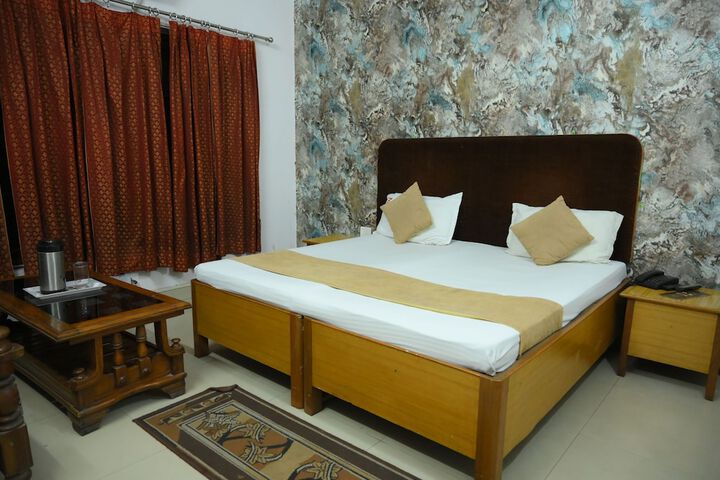 Room 3 of 106