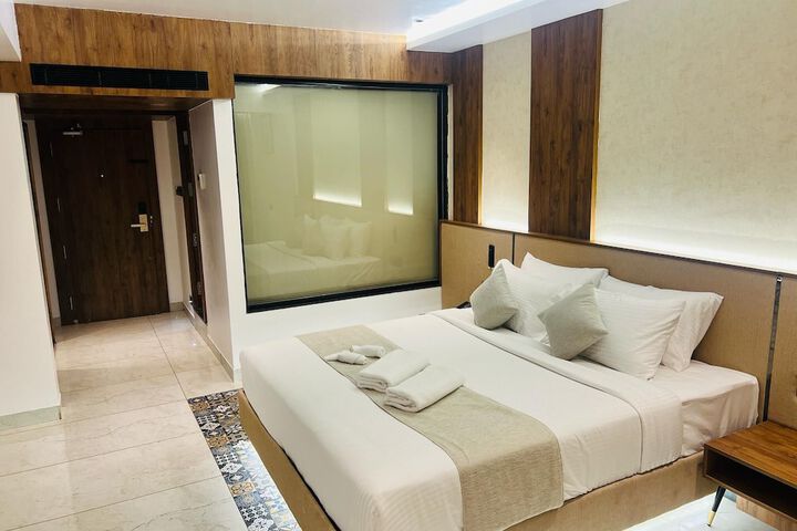 Room 10 of 24