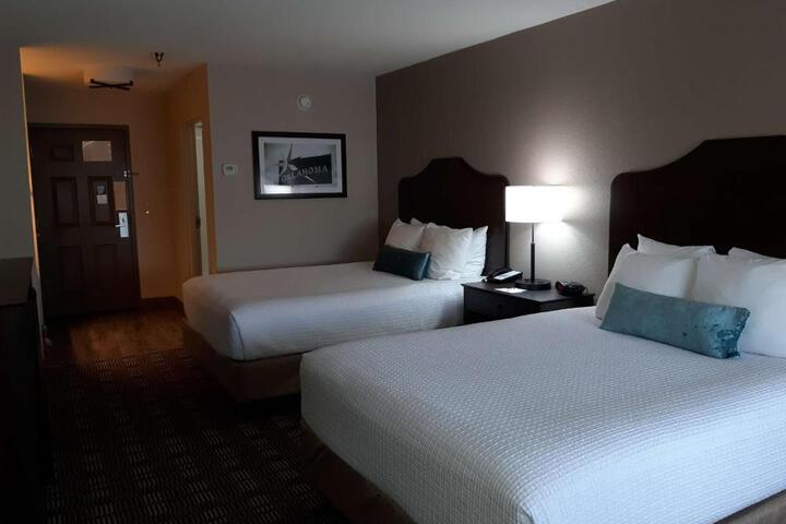 2 Queen Beds High Speed Internet Accessible Microwave and Refrigerator, Coffee Maker Iron and Ironing Board Hairdryer Full Breakfast (1 of 4)