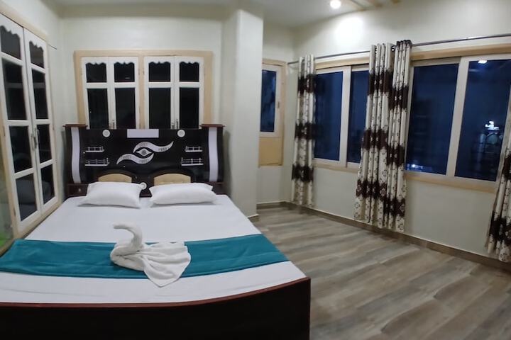 Room 11 of 25