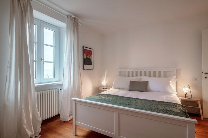 Room 5 of 102