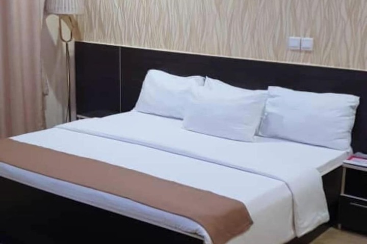 Room 9 of 35