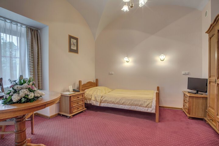 Room 33 of 95