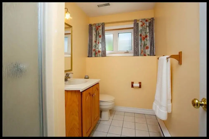 Room 6 of 12